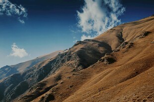 壮丽山景蓝天