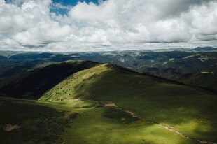山峦绿野间的云端美景