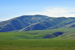 广袤草原与连绵青山