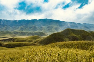 广袤草原与远山壮丽风光