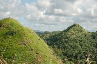 翠绿山峦美景