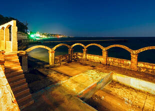 海边古老石拱夜景风光