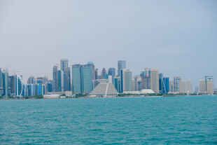 海滨城市壮丽天际线
