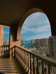阳台远眺城市海景风光