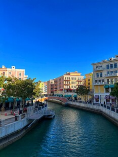 河畔多彩建筑风景