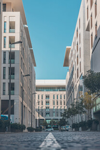 城市街道两旁的现代建筑