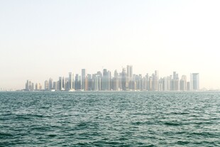 海上远眺城市高楼景观