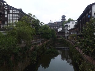 江南水乡古巷中的清幽小河