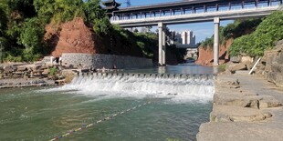 河畔飞瀑与跨河桥梁景观