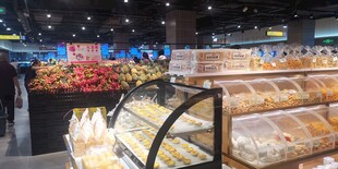 超市内琳琅满目的食品货架