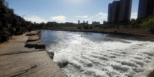 城市河畔湍急水流景观