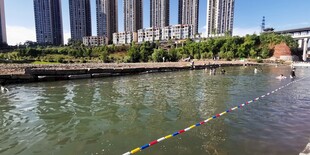 城市河畔的游泳场景