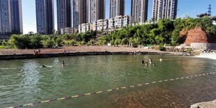 城市河畔休闲景象