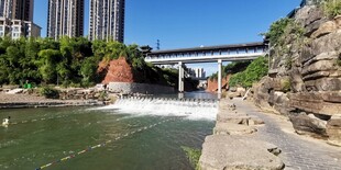 城市河畔瀑布景观