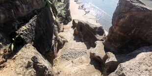山间崎岖岩石小道