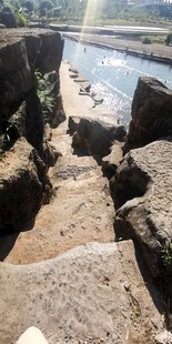 古老石砌水道遗迹景观