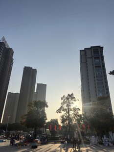 城市黄昏下的热闹街头