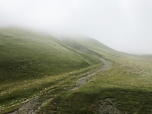 山间雾中蜿蜒的泥泞小路