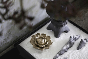 精致金属莲花摆件展示