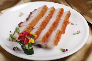 美味五花腊肉摆盘精致