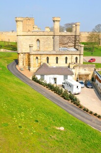 英式城堡旁的蜿蜒道路