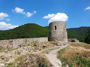 古老石塔屹立山间小道