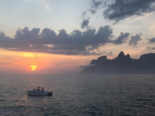 海上日落时的船只与美景