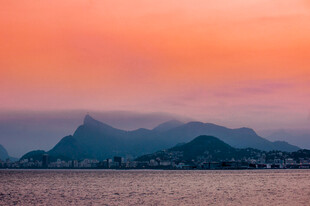 日落时分的山海美景