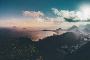 山海间的壮丽日出美景