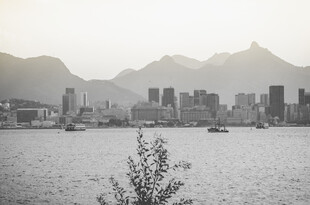 江边城市与远方山峦景致