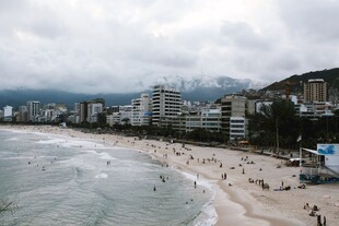 海滨城市热闹的沙滩景象
