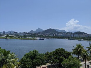 湖畔青山绿树美景