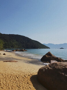 美丽海滩与远处青山景色
