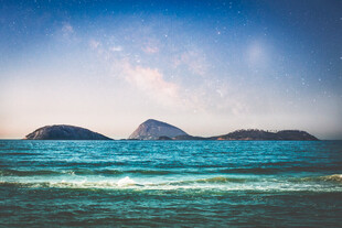 碧海蓝天中的海上岛屿