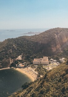山海间的美丽海滨景致