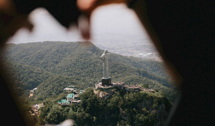 透过心形框看山间美景