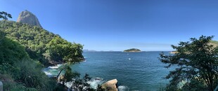 海边青山绿树美景