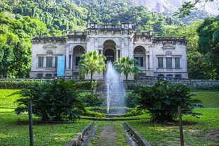 欧式花园中的古典建筑