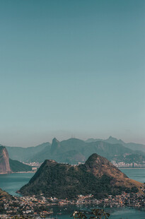 海边山峦美景