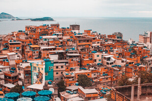 海边彩色房屋聚落景观
