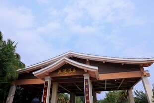 中式传统木质建筑一角