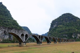 古老石桥横跨山水间