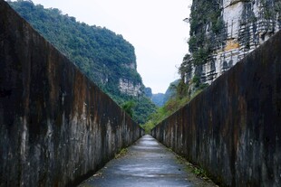 两侧峭壁绿意浓