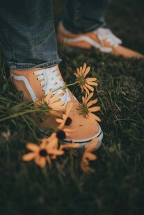 脚下花草与休闲鞋的邂
