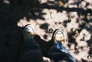 脚下光影中的休闲鞋履