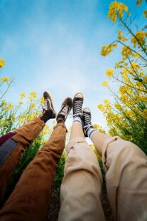 漫步花海中的惬意双脚