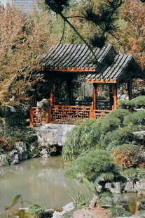 中式园林景观中的精致亭阁