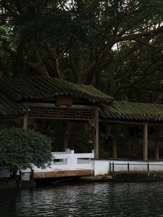 湖畔中式亭阁静谧景致