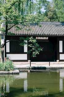 中式庭院水边古朴建筑