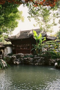 中式园林池塘畔古朴建筑